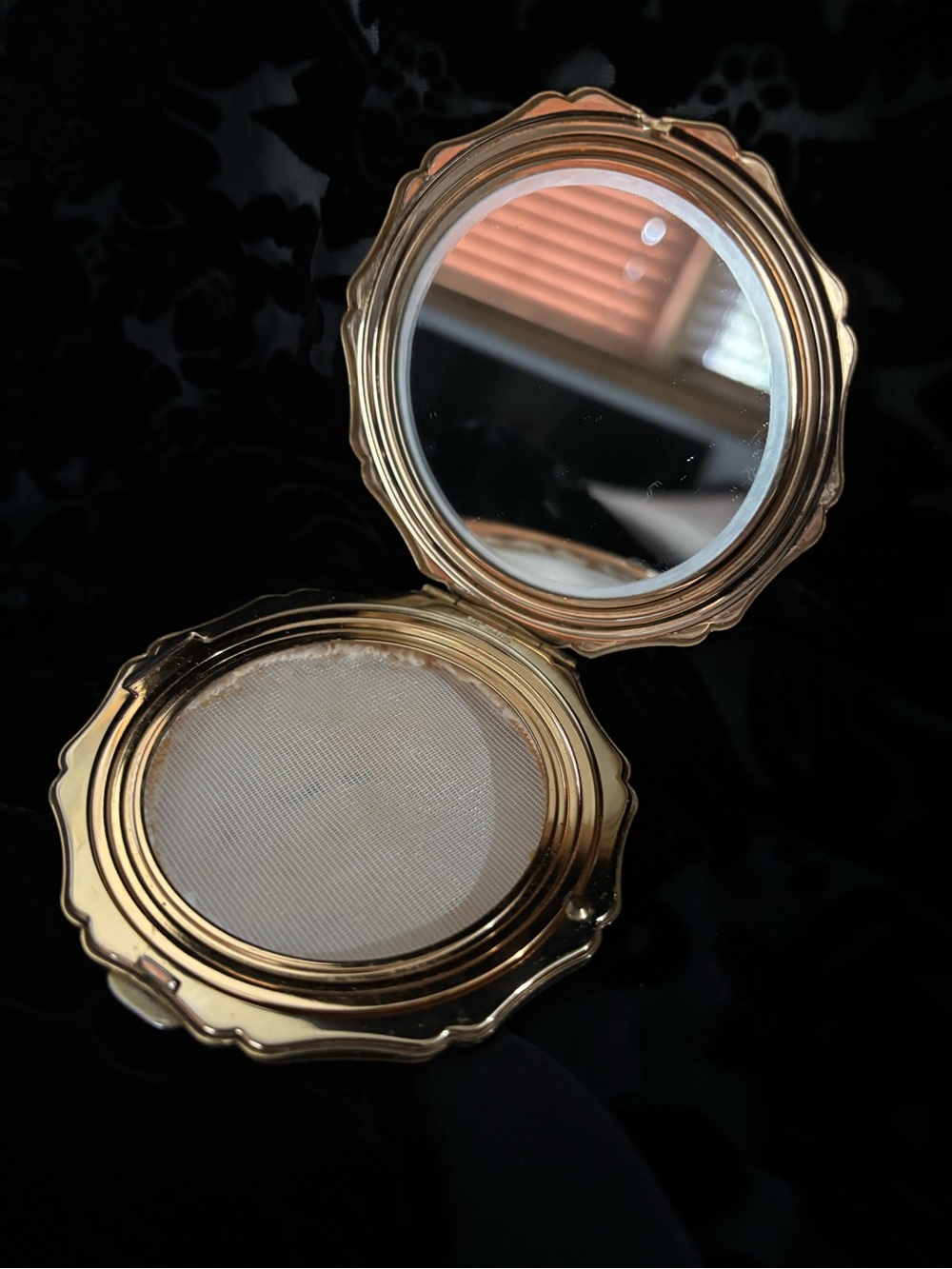 Stratton England Powder Compact with Enamel Floral Design - Picture 6 of 10